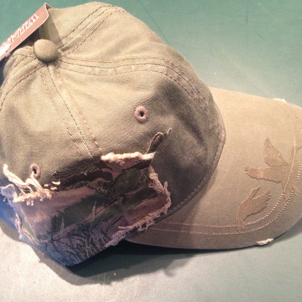 Green distressed hat with duck